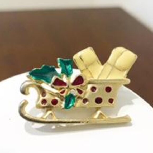 Vintage Gold Tone Holiday Christmas Sleigh With Presents Brooch Pin. - Picture 1 of 14